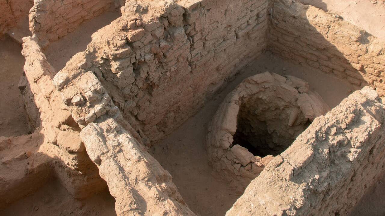 Das ist eine der gut erhaltenen Speicheranlagen in der ägyptischen Stadt Kom Ombo.  
