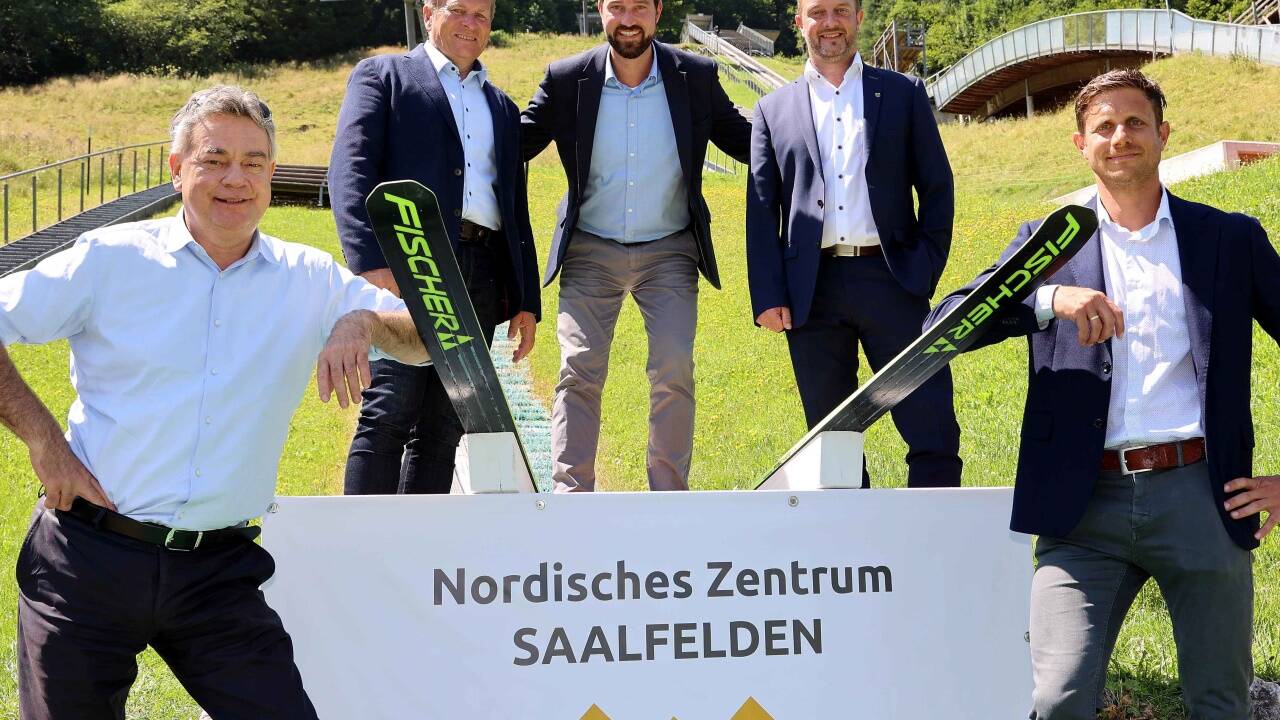 Vizekanzler Werner Kogler (Grüne), Bgm. Erich Rohrmoser (SPÖ), Landesrat Stefan Schnöll (ÖVP), Vizebgm. Thomas Haslinger (ÖVP) und Tourismuschef Marco Pointner (von links) beim Spatenstich im Juli 2021.  