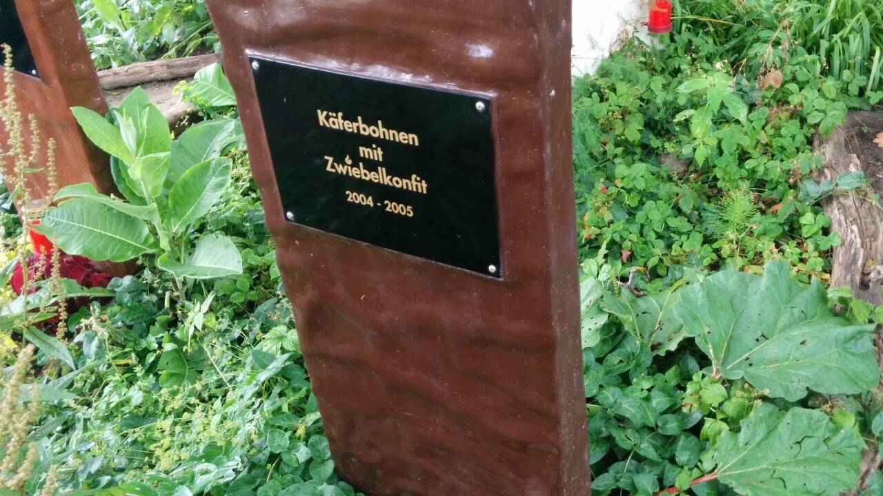 Auf einem „Ideenfriedhof“ begräbt Chocolatier Josef Zotter seit dem Jahr 2012 erfolglose Schokoladekreationen und gescheiterte Ideen.  