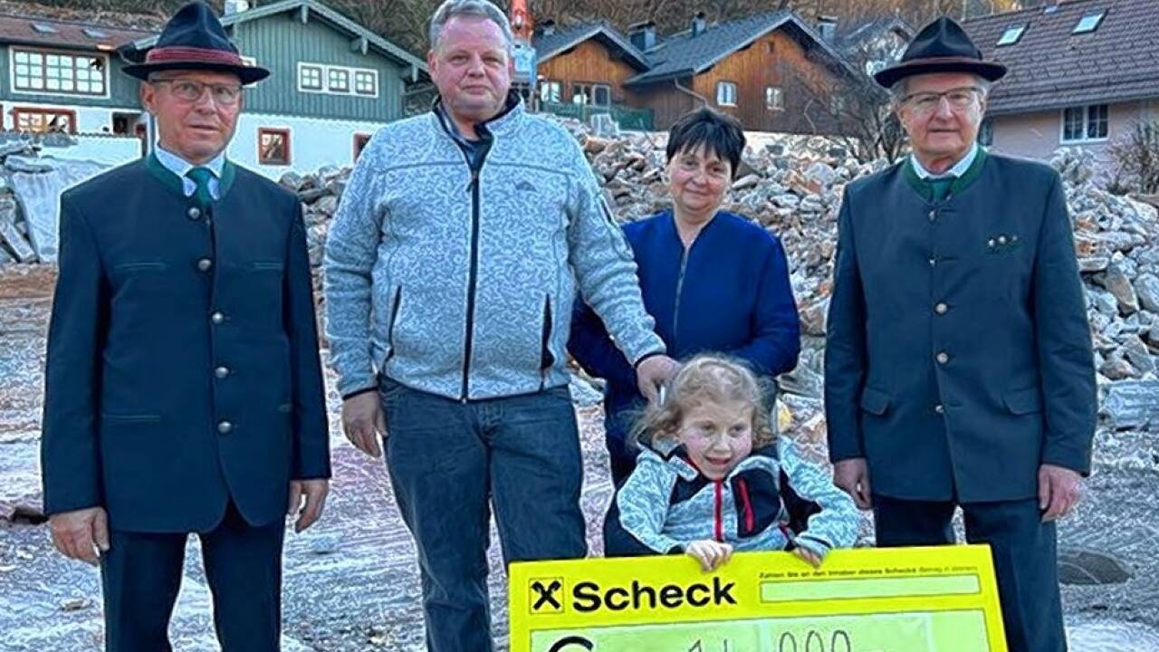 Die Adneter Kameradschaft hilft: Obmann Johann Eibl (r.) und Kassier Johann Brunauer mit Familie Brunauer.  