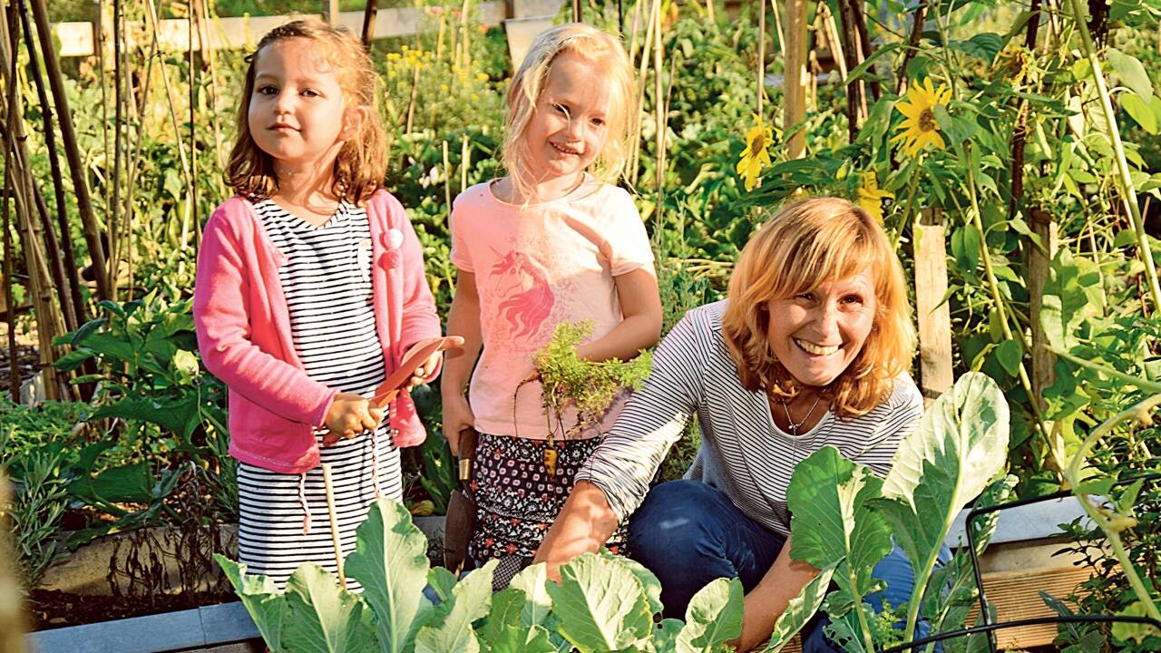 Daniela Gastager ist begeisterte Gärtnerin, ihre Tochter Lauri sowie Freundin Viola (v. r.) helfen gern mit – vor allem beim Ernten. 