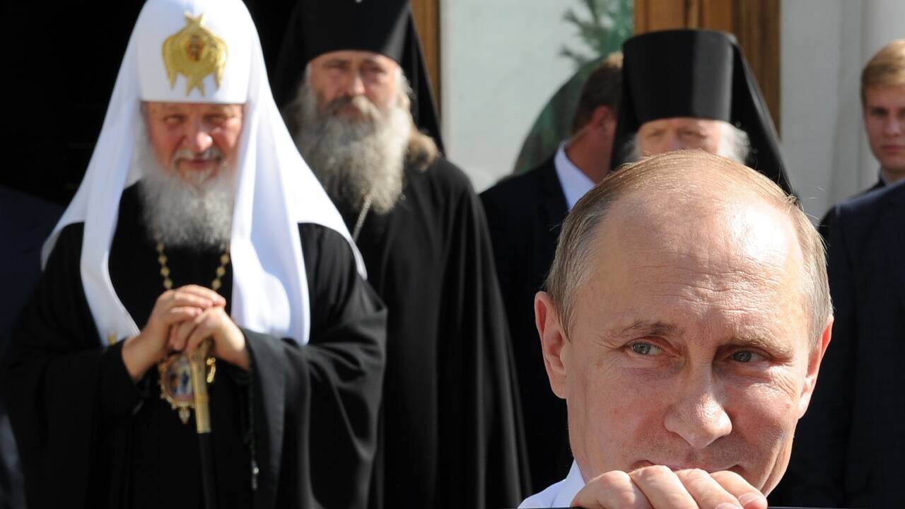 Hinter Wladimir Putin stehen die russisch-orthodoxen Kirche und ihr Oberhaupt Patriarch Kyrill (links im Hintergrund).   Hinter Wladimir Putin stehen die russisch-orthodoxen Kirche und ihr Oberhaupt Patriarch Kyrill (links im Hintergrund).