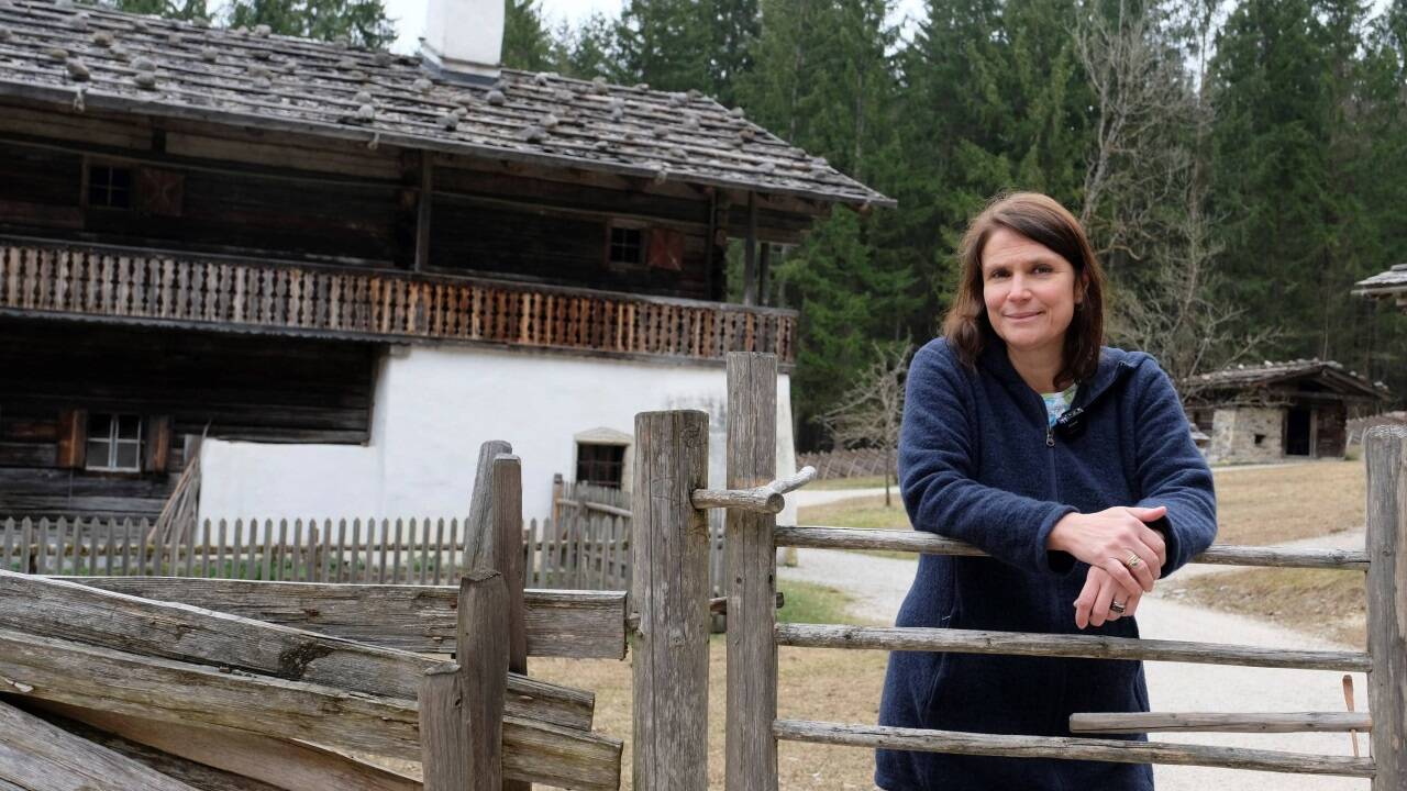 Historikerin Monika Brunner-Gaurek vor dem Bauernhof der Familie Grimming im Freilichtmuseum Großgmain.  