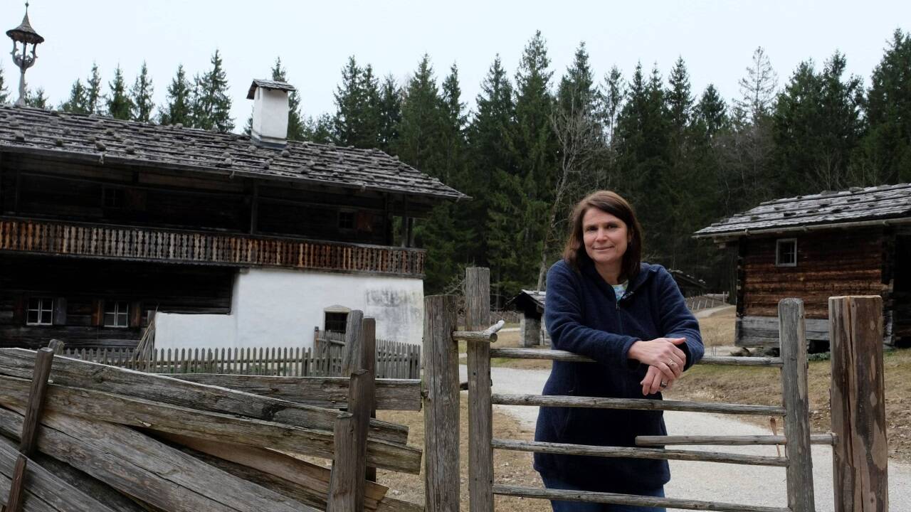 Historikerin Monika Brunner-Gaurek vor dem Bauernhof der Familie Grimming im Freilichtmuseum Großgmain.  