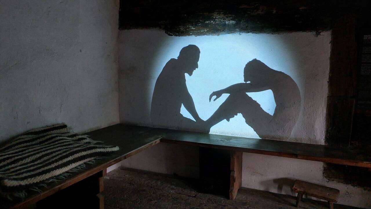Schatteninstallation im Freilichtmuseum: Dargestellt sind der Bauer Benedict Grimming und Sohn Hias.  