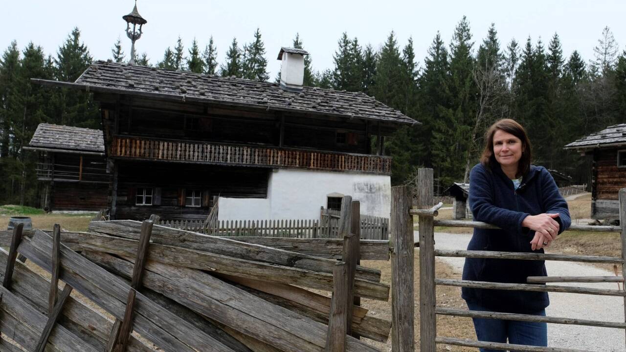 Historikerin Monika Brunner-Gaurek vor dem Bauernhof der Familie Grimming im Freilichtmuseum Großgmain.  
