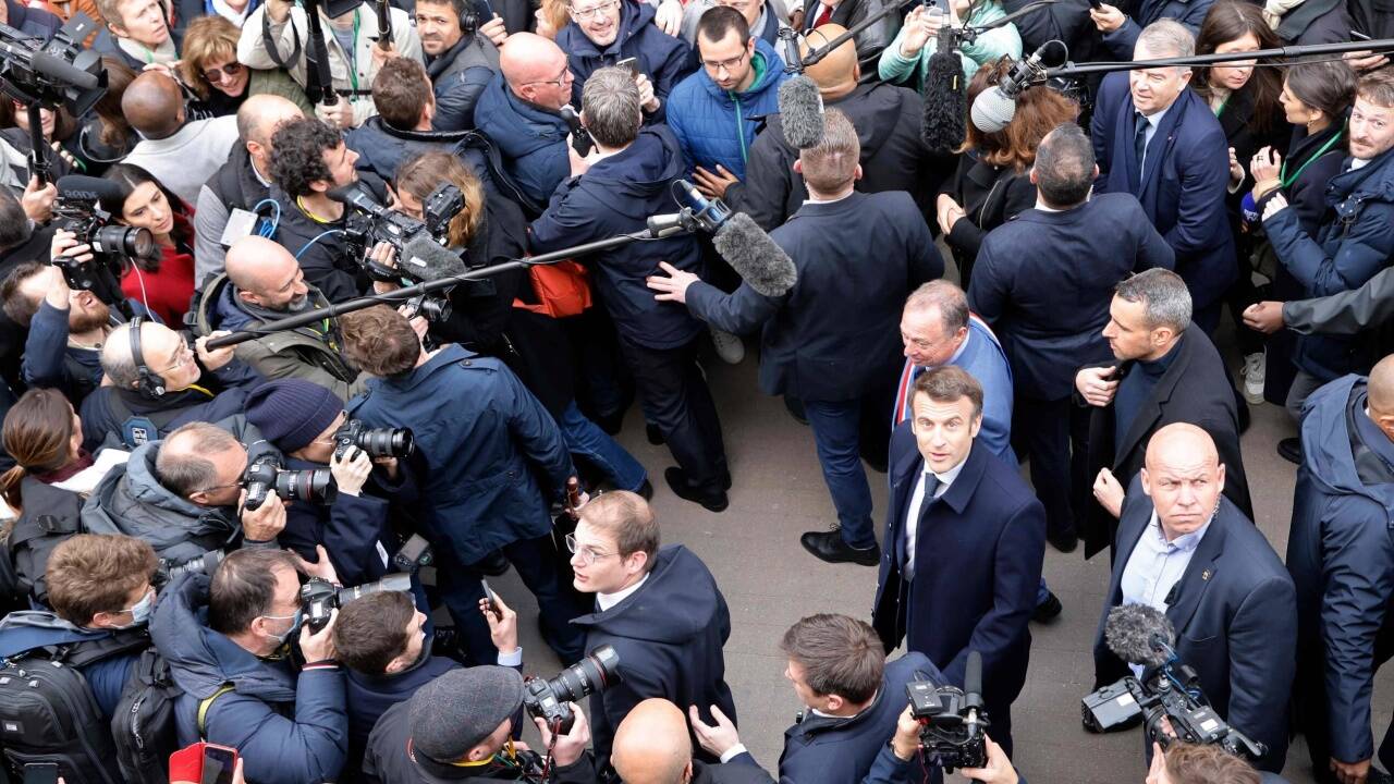 Emmanuel Macron bei einem Bad in der Menge. 