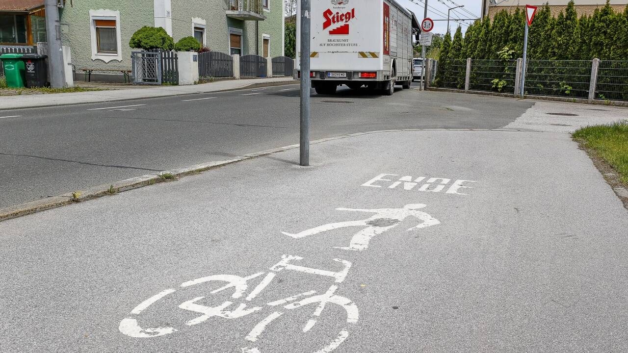 Wo der Radweg endet, müssen Radler auf die Fahrbahn – ein Beispiel aus der Stadt Salzburg. 