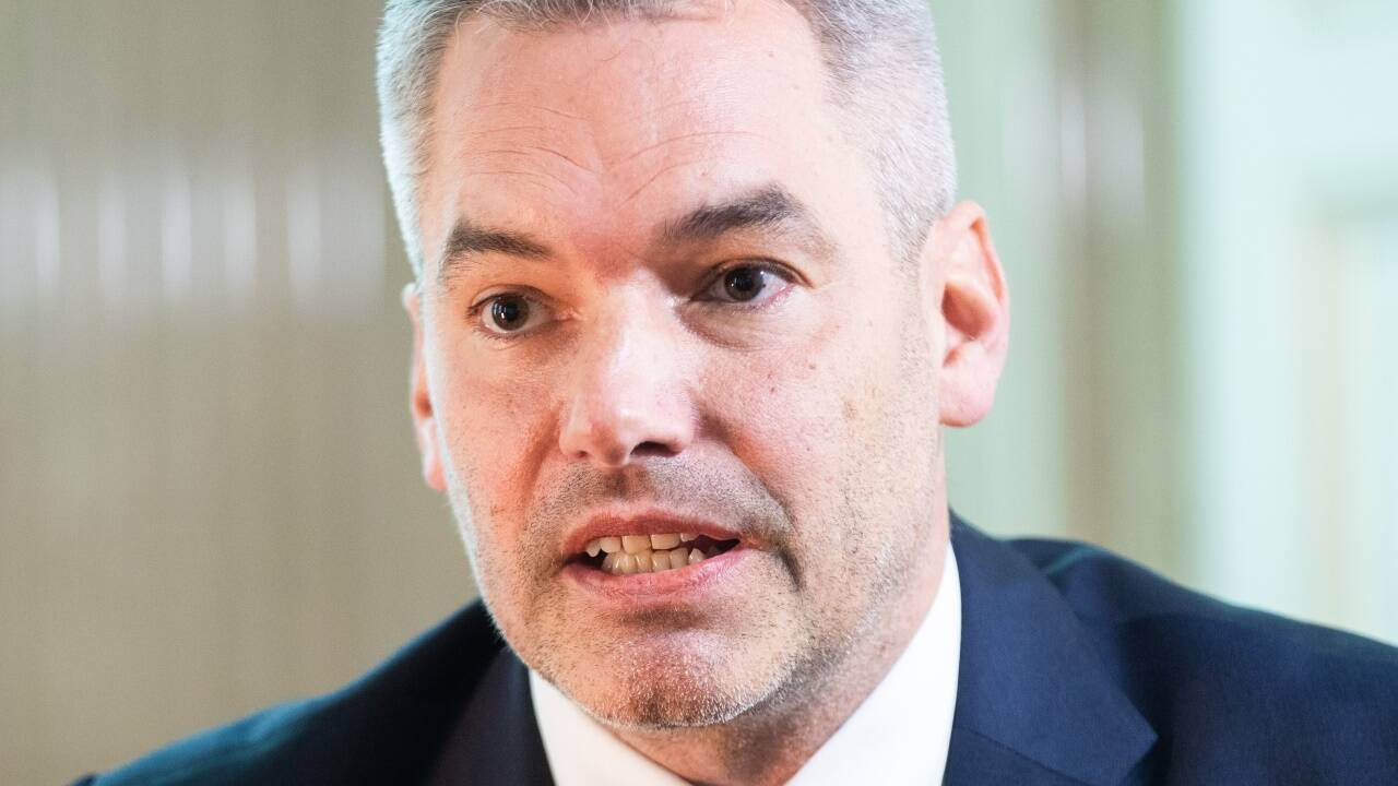 Bundeskanzler Karl Nehammer sieht durch die Veröffentlichung von anonymen Vorwürfen durch eine parlamentarische Anfrage der SPÖ eine „rote Linie überschritten“. 