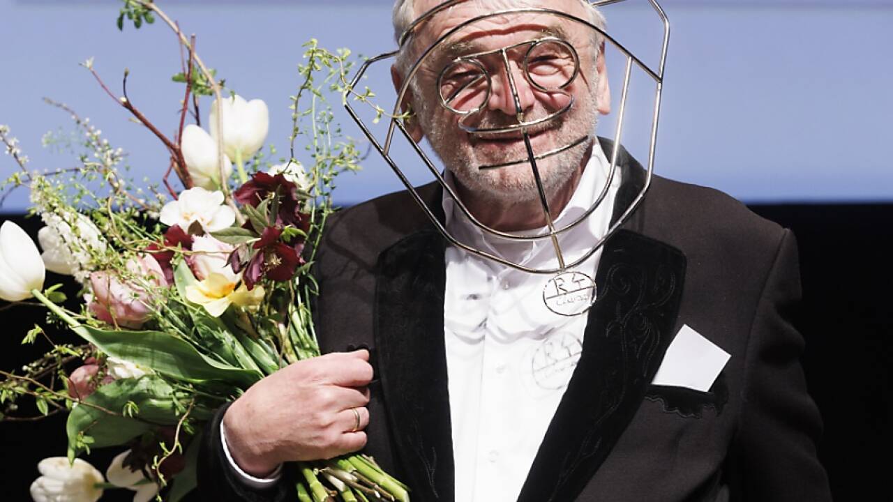 Branko Samarovski trägt den 'Großen Diagonale-Schauspielpreis 22' 