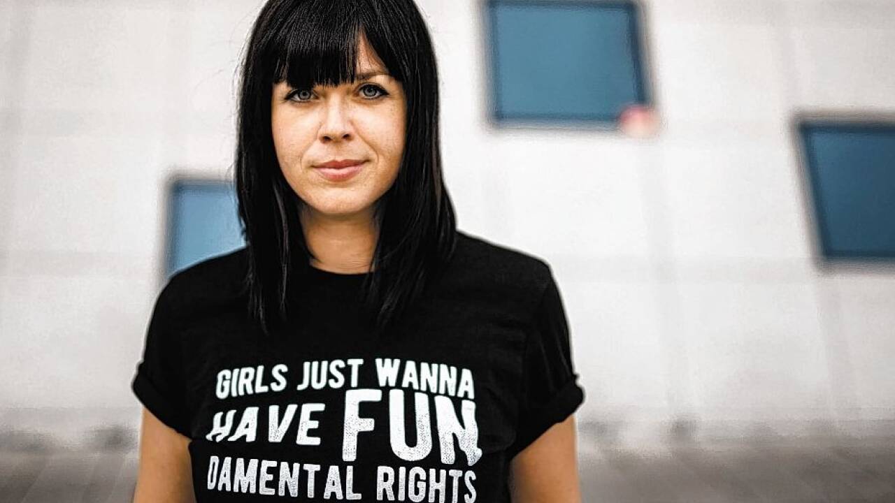 Mareike Fallwickl hat mit ihrem neuesten Roman „Die Wut, die bleibt“ den Zeitgeist getroffen. 