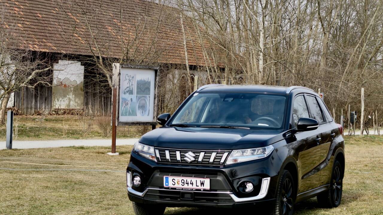 Der Suzuki Vitara überzeugt als Vollhybrid im Test nur teilweise. 