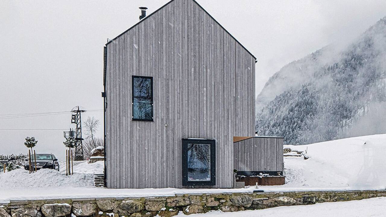 Am Fuße des Hohen Göll über Kuchl schmiegt sich das prämierte Holzhaus an die atemberaubende Umgebung an. 