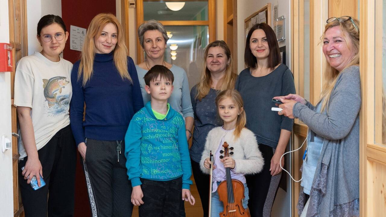 Betreuerin Birgit Haberler (r.) mit den ukrainischen Müttern und Kindern in St. Gilgen (v.l.).: Oleksandra, Svitlana, Natalia, Maksyn, Zhanna, Anhelina und Oksana. Betreuerin Birgit Haberler (r.) mit den ukrainischen Müttern und Kindern in St. Gilgen (v.l.).: Oleksandra, Svitlana, Natalia, Maksyn, Zhanna, Anhelina und Oksana.