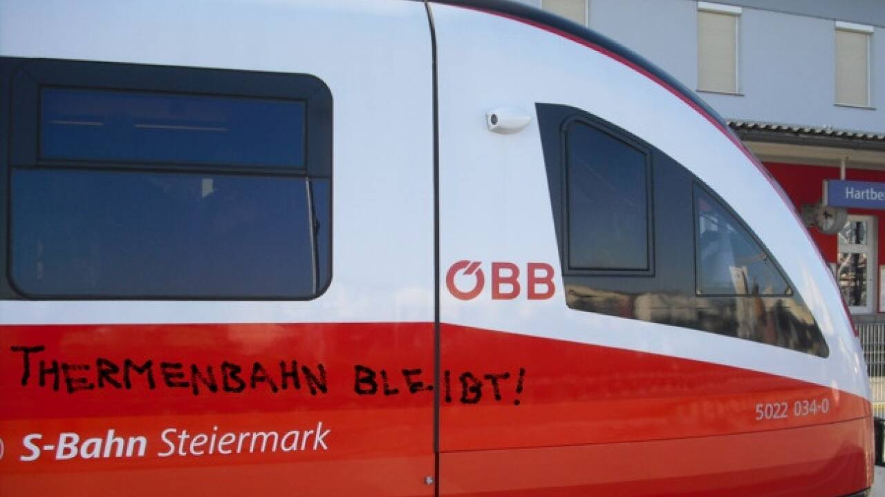 Eine Garnitur der Thermenbahn im Bahnhof Hartberg. Eine Garnitur der Thermenbahn im Bahnhof Hartberg.