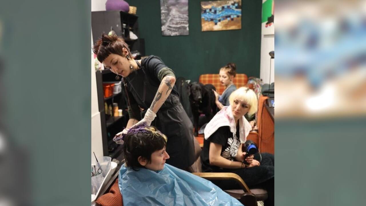 Kerstin Wolf, die hier „Trixi“ genannt wird, beim Haarefärben in der sozialen Haarwerkstatt im Mark.   Kerstin Wolf, die hier „Trixi“ genannt wird, beim Haarefärben in der sozialen Haarwerkstatt im Mark.