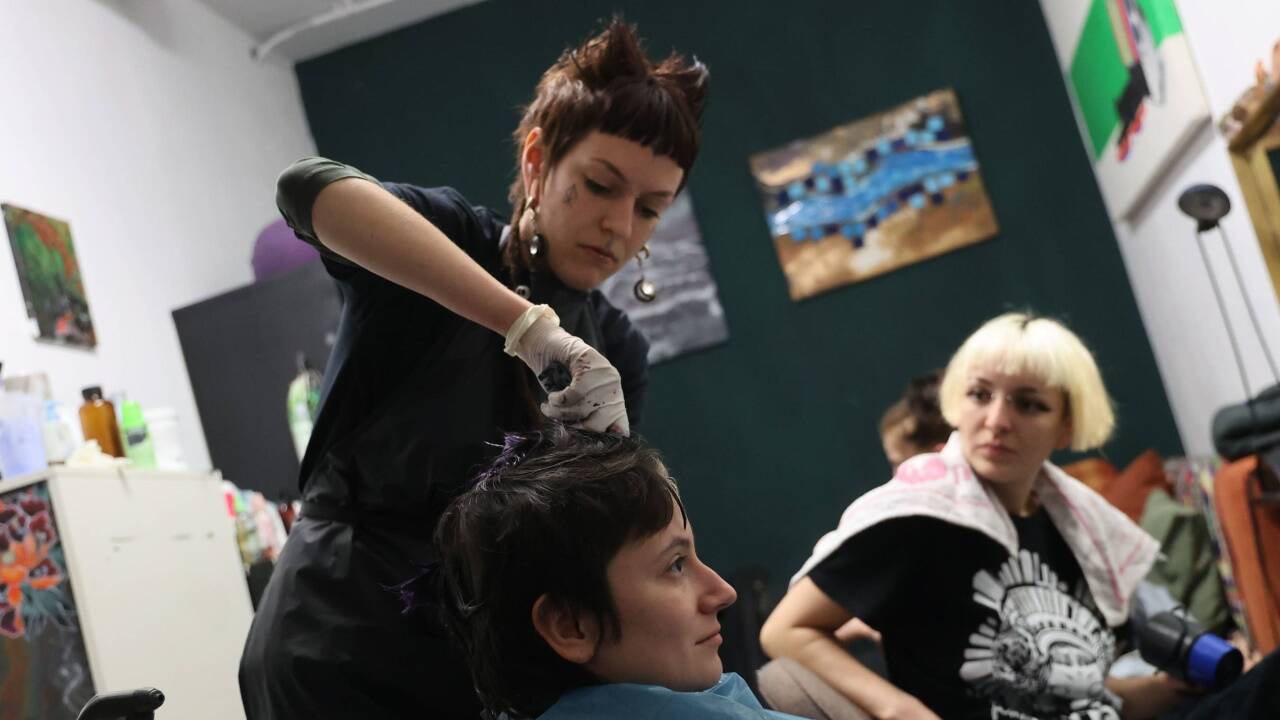 Kerstin Wolf, die hier „Trixi“ genannt wird, beim Haarefärben in der sozialen Haarwerkstatt im Mark.   Kerstin Wolf, die hier „Trixi“ genannt wird, beim Haarefärben in der sozialen Haarwerkstatt im Mark.