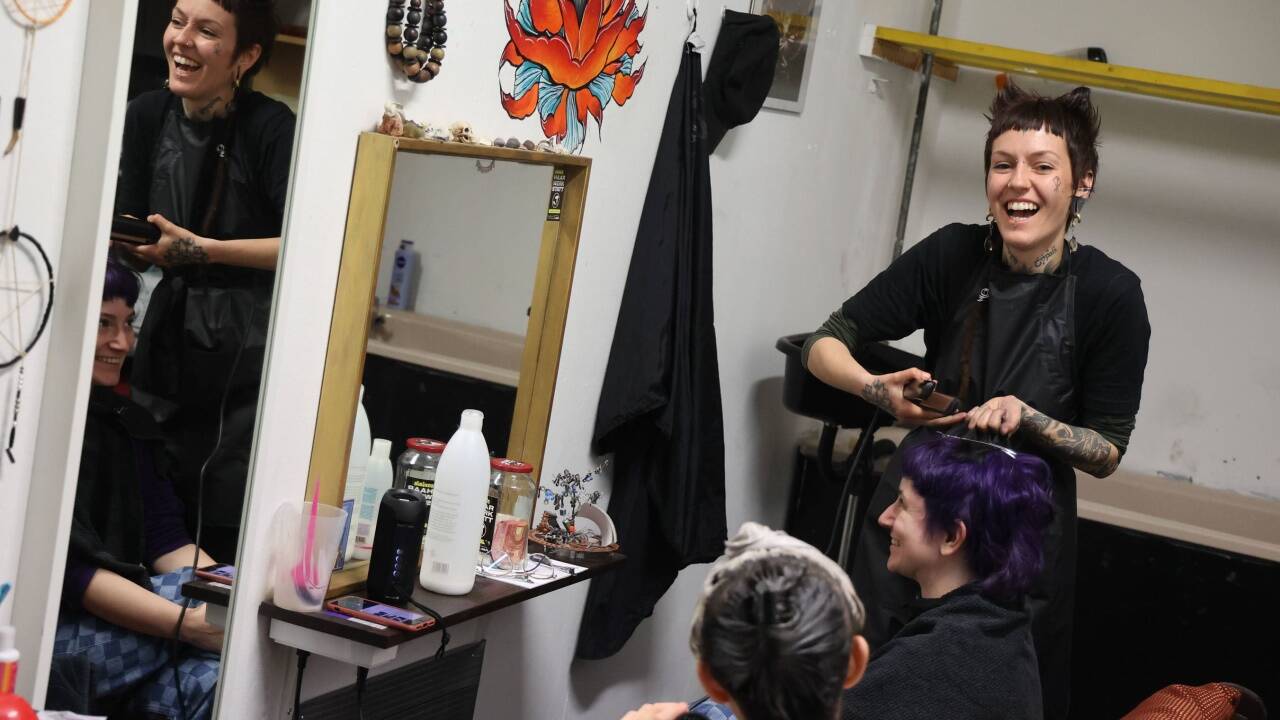 Einmal pro Woche schneidet, färbt, föhnt und glättet Trixi in der sozialen Haarwerkstatt unter Mithilfe ihrer „Kundschaft“ die Haare – ehrenamtlich.   Einmal pro Woche schneidet, färbt, föhnt und glättet Trixi in der sozialen Haarwerkstatt unter Mithilfe ihrer „Kundschaft“ die Haare – ehrenamtlich.