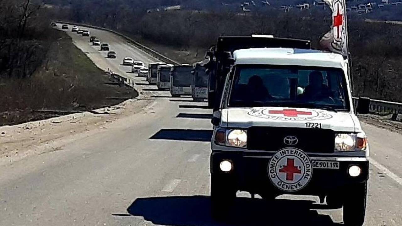 Das Internationale Komitee des Roten Kreuzes konnte am Mittwoch einen Konvoi von Bussen und Privatautos mit mehr als 500 Menschen sicher aus der Region Mariupol leiten.  
