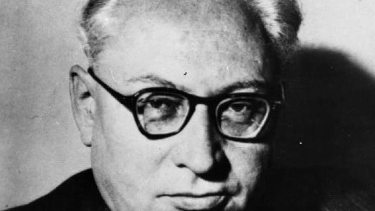 1957: Die deutschen Sozialdemokraten (SPD) nominieren ihren Parteivorsitzenden Erich Ollenhauer zum Kanzlerkandidaten als Herausforderer von Konrad Adenauer (CDU). 1957: Die deutschen Sozialdemokraten (SPD) nominieren ihren Parteivorsitzenden Erich Ollenhauer zum Kanzlerkandidaten als Herausforderer von Konrad Adenauer (CDU).