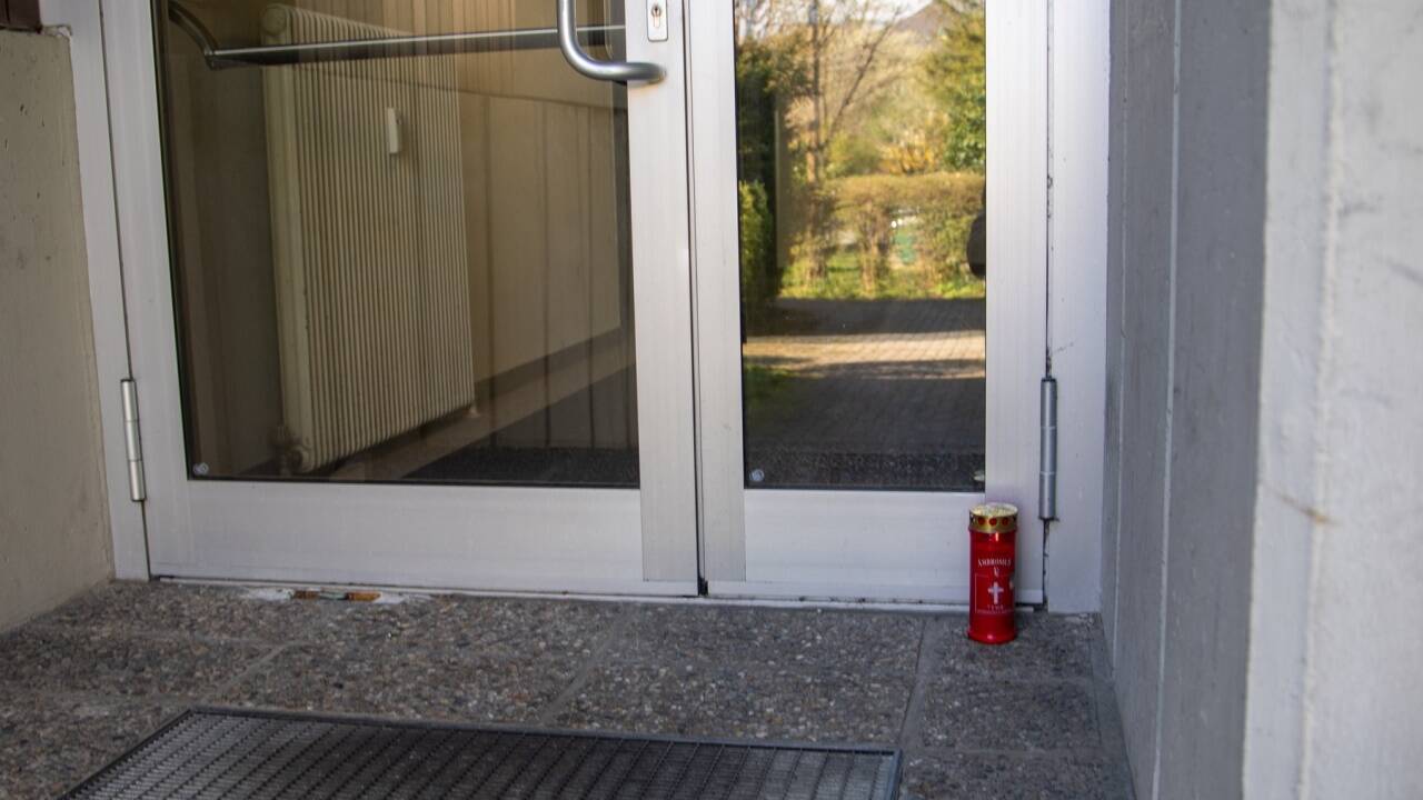 Jener Mann, der die Polizei alarmiert hatte, wurde wegen Mordverdachts festgenommen. Die Hintergründe der – mutmaßlichen – Bluttat waren vorerst unklar.  