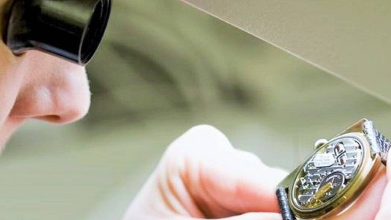 Eine Sachverständige des Dorotheums begutachtet in der Pfandleihe eine Uhr. 