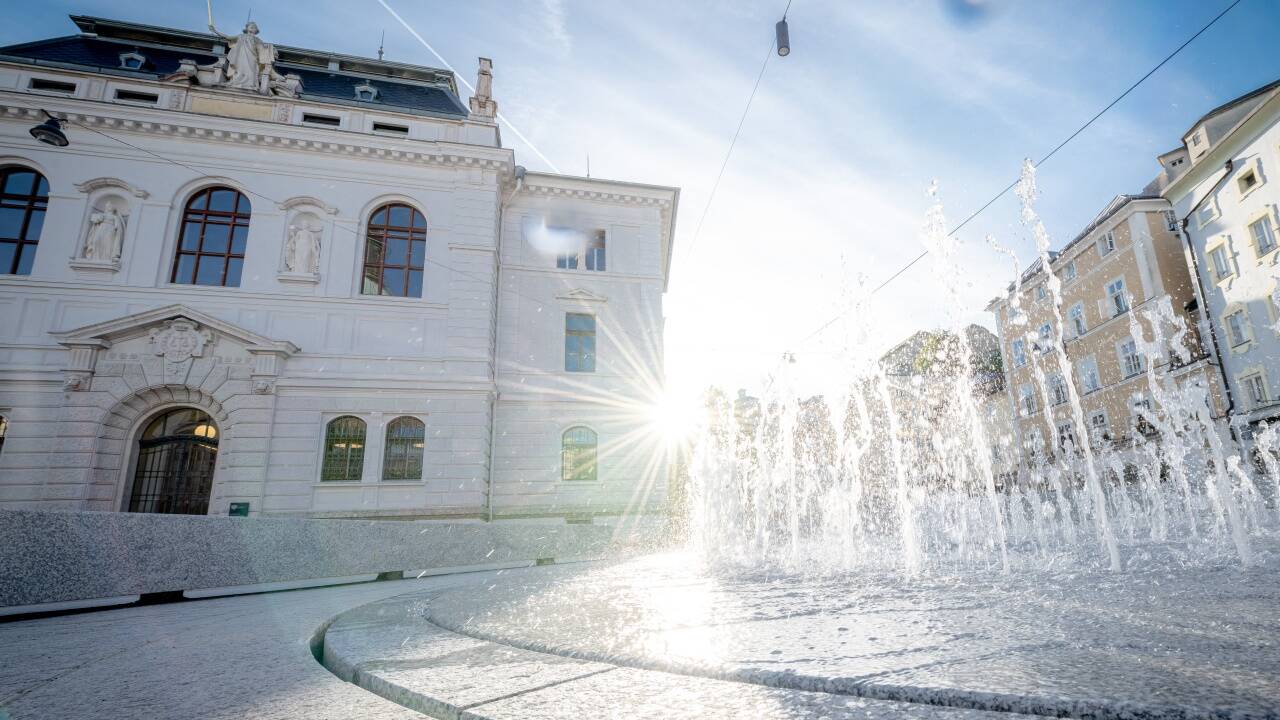 Auch der Kajetanerplatz in der Salzburger Altstadt soll künftig mit einer Sprühnebeldusche ausgestattet werden. Abkühlung bietet dort seit dem Vorjahr bereits der neue Brunnen mit 120 Bodendüsen.  