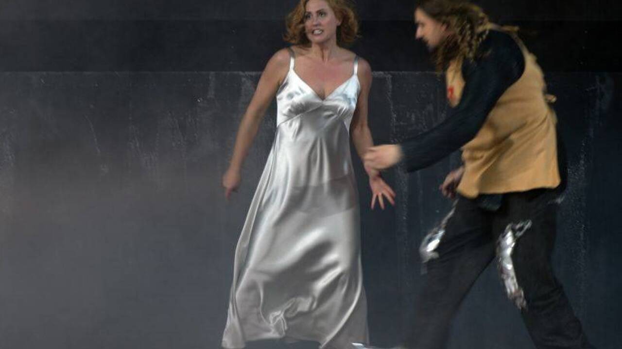 Lohengrin ERIC CUTLER; Elsa von Brabant JACQUELYN WAGNER 