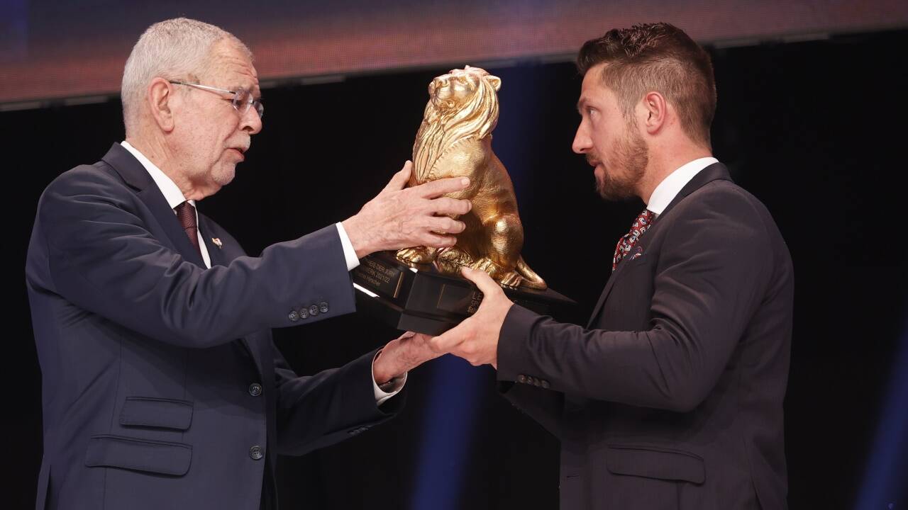 Bundespräsident Alexander Van der Bellen überreichte Marcel Hirscher den Leonidas für das sportliche Lebenswerk. 