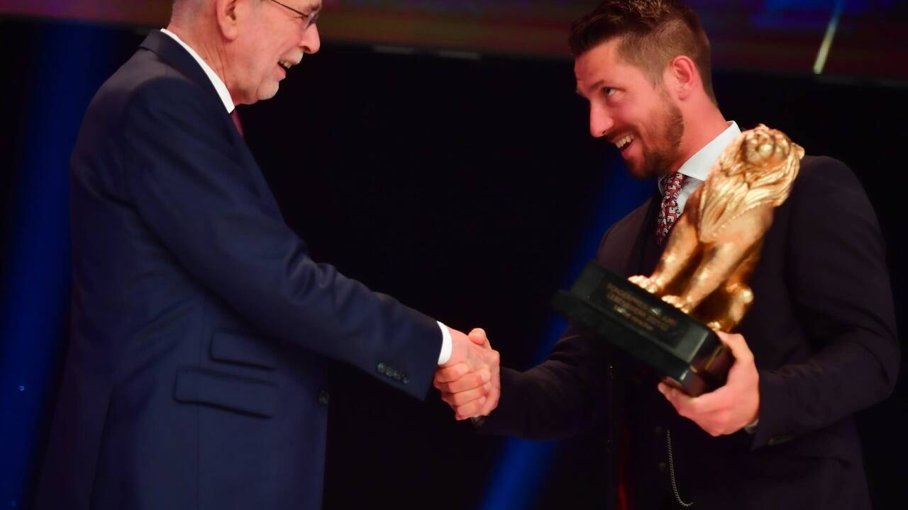 Bundespräsident Alexander Van der Bellen überreichte Marcel Hirscher den Leonidas für das sportliche Lebenswerk. 