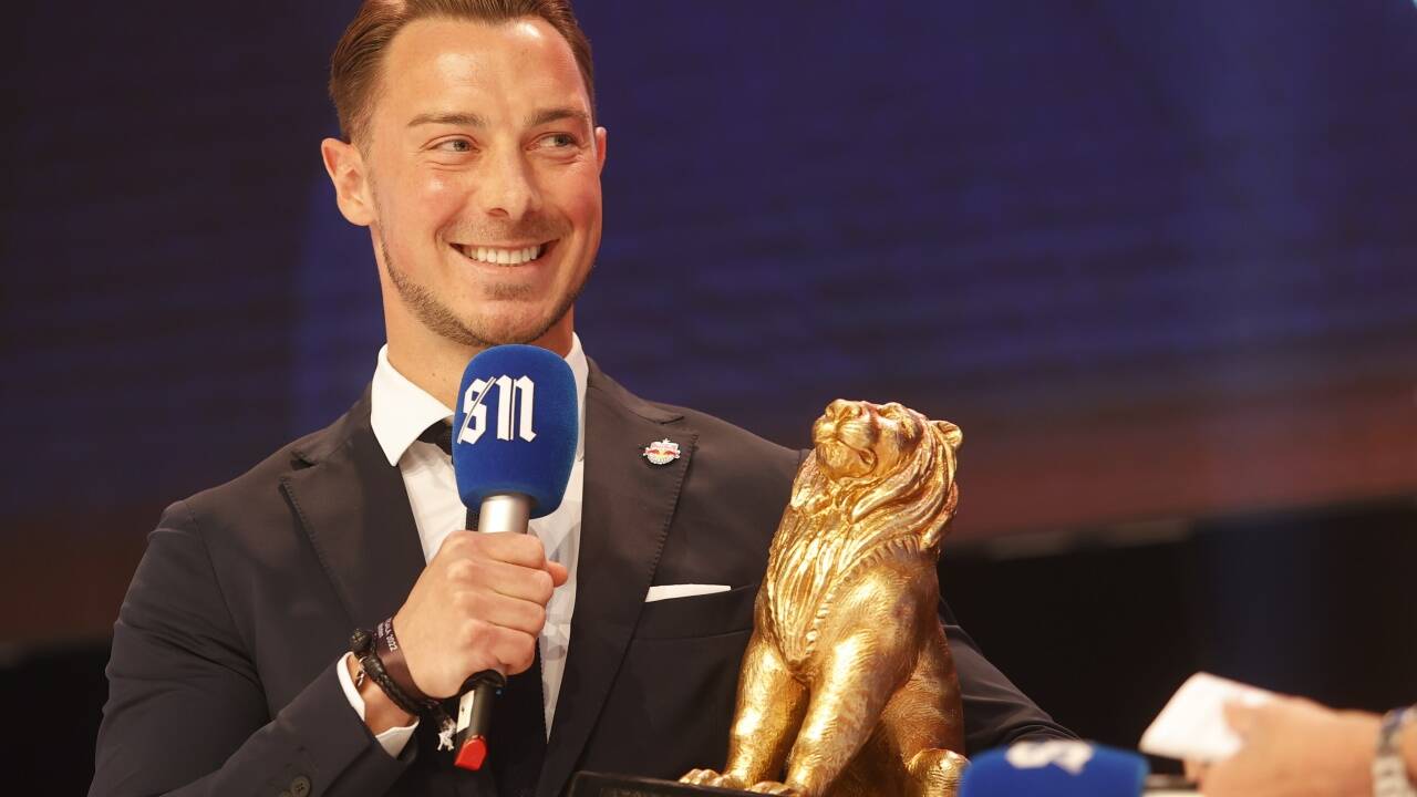 Matthias Jaissle, Trainer des Jahres 2021/22, strahlt mit dem Goldenen Löwen um die Wette. 