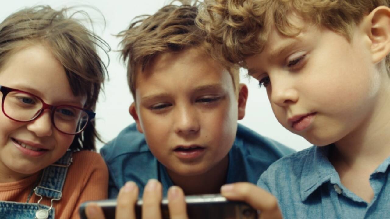 Auch Franz, Gabi und Eberhard (v. rechts) haben das Handy stets dabei 