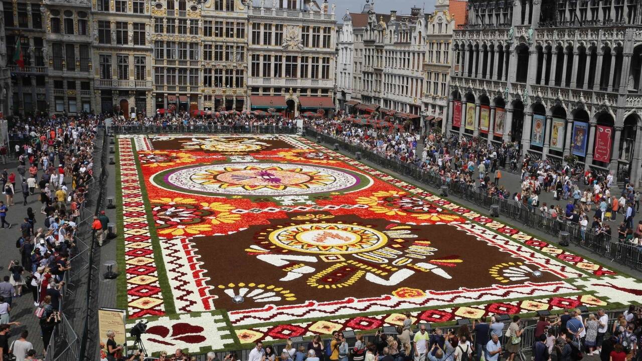 Der berühmte Grand Place in Brüssel, hier geschmückt mit einem Teppich aus Blumen.   Der berühmte Grand Place in Brüssel, hier geschmückt mit einem Teppich aus Blumen.
