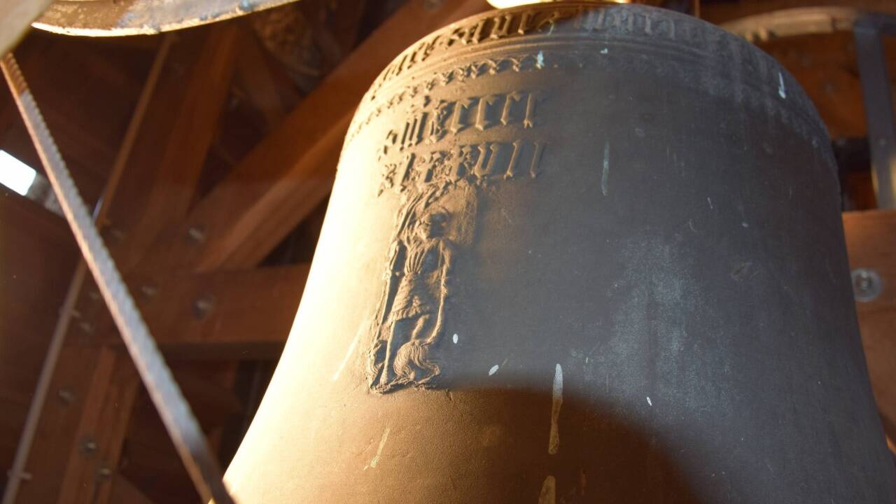 Die Bronzeglocke mit Verzierungen. 