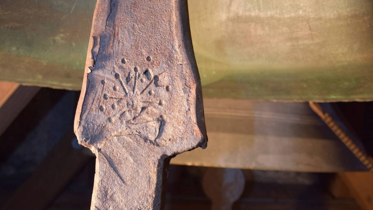 Den Glockenklöppel ziert eine Art Sonnensymbol. 