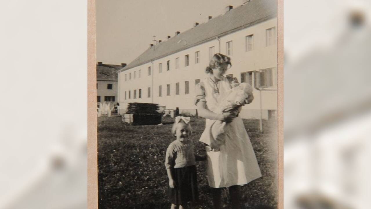 Emigrantin Elisabeth Kontschieder mit ihren Kindern vor der Wohnsiedlung in der Banaterstraße in Liefering, 1944. 