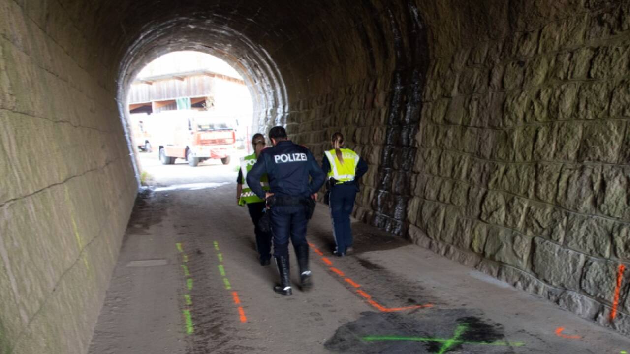 Moped prallte im unbeleuchteten Tunnel gegen einen Traktor 