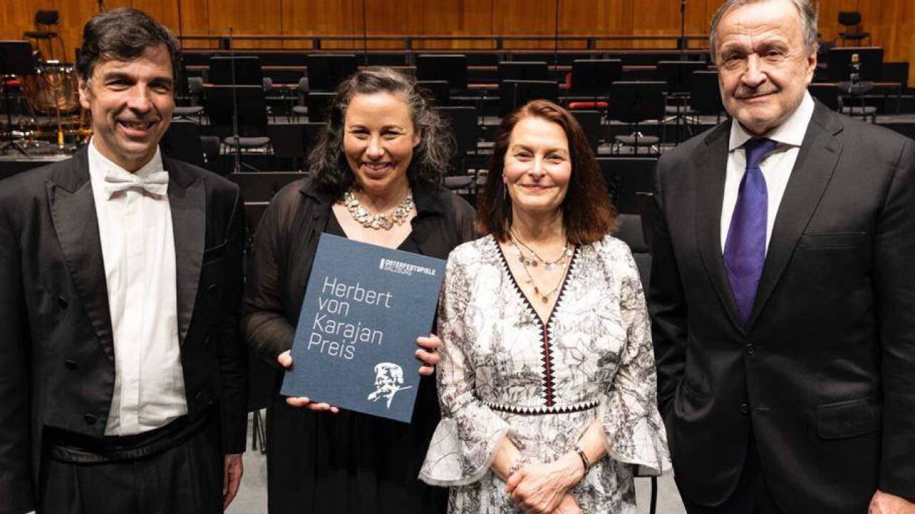 Friedwart Christian Dittmann und Anke Heyn (Orchestervorstand), Arabel Karajan und Intendant Nikolaus Bachler. 