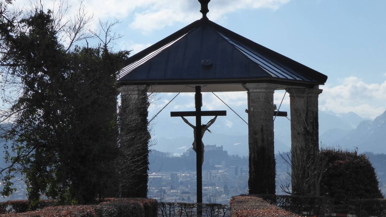 Die beeindruckende Kreuzigungsszene auf dem Maria Plainer Kalvarienberg.  Die beeindruckende Kreuzigungsszene auf dem Maria Plainer Kalvarienberg.
