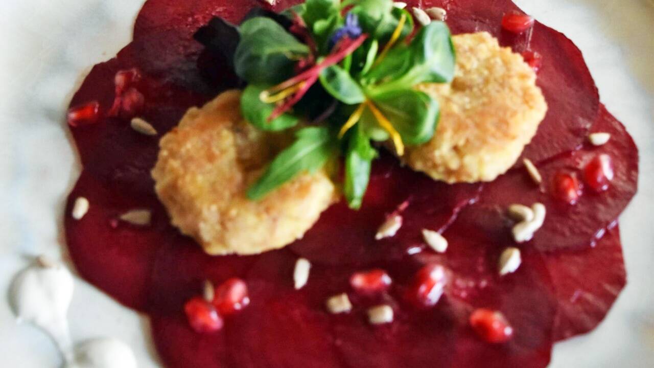 Farbenprächtiges Gericht: Dinkel-Käselaibchen 