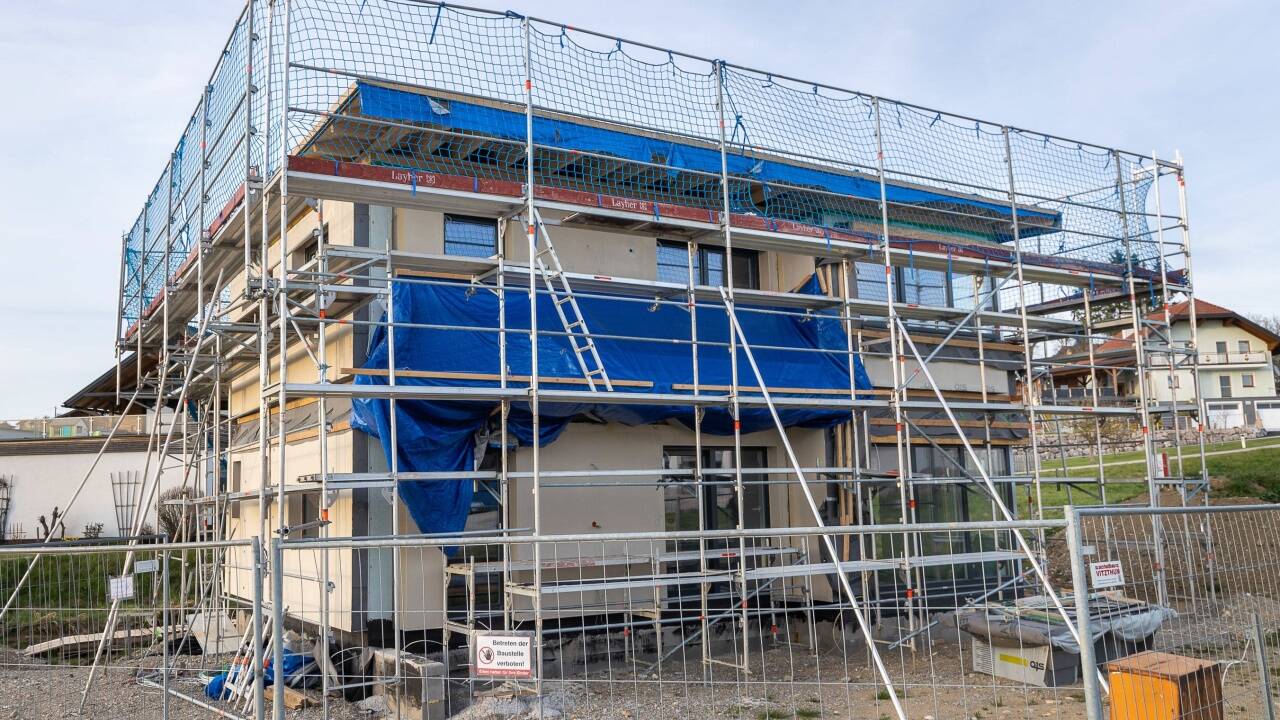 Viele Häuser des Unternehmens Scalahaus befinden sich noch im Rohbau. Deren Zukunft ist ungewiss. Viele Häuser des Unternehmens Scalahaus befinden sich noch im Rohbau. Deren Zukunft ist ungewiss.