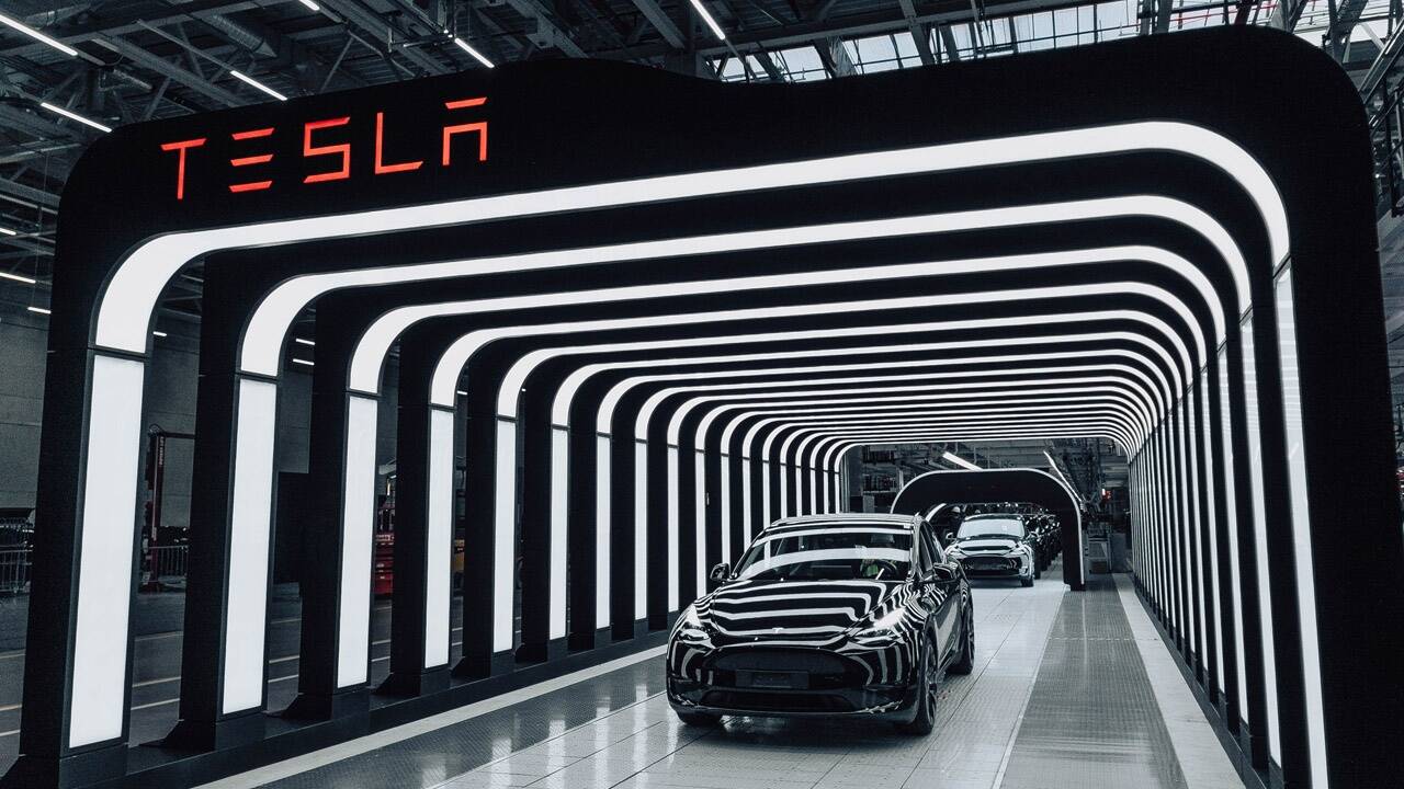 Eine Fabrik wie eine Showbühne: Die neue Gigafabrik von Tesla im deutschen Grünheide. 