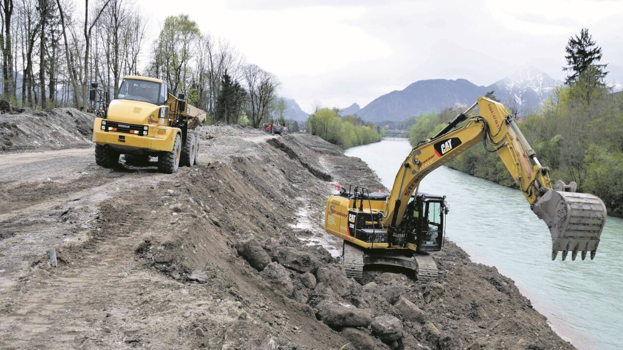 Bagger tragen aktuell den alten Uferschutz in Siezenheim ab. 