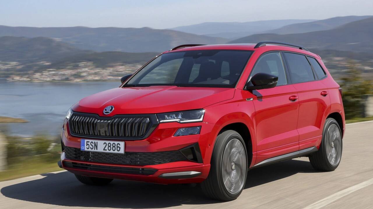 Fescher, prägnanter, sparsamer und technisch auf dem neuesten Stand: Der Škoda Karoq fährt rundum erneuert in den Frühling. 