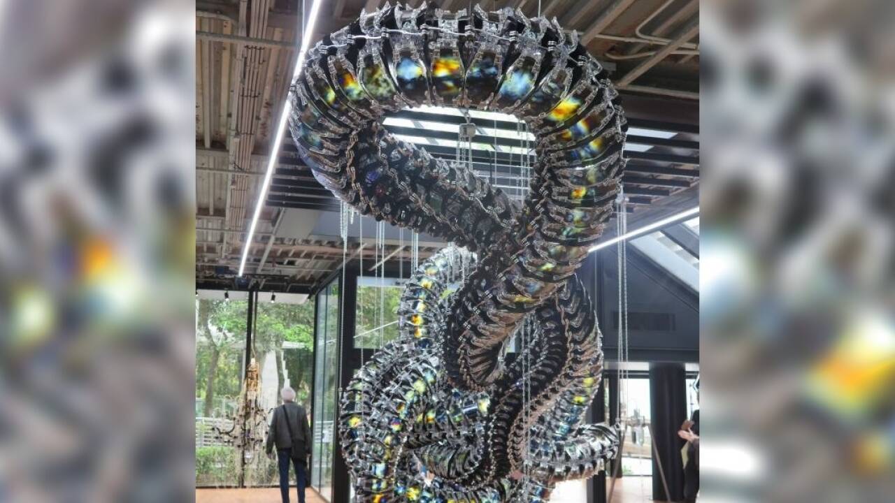 Technoide Raumskulptur im Pavillon von Korea. 