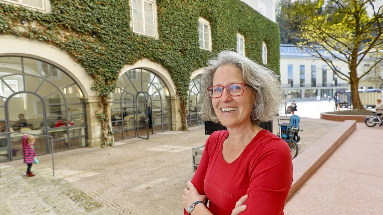Landschaftsarchitektin Verena Hitsch vor der seit 1983 mit Efeu begrünten Fassade im Innenhof des Rupertinums in der Salzburger Altstadt.  