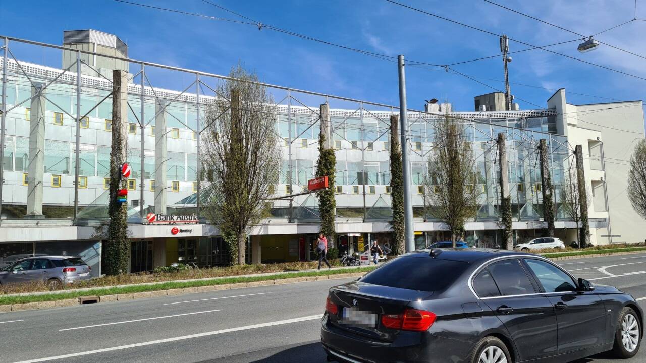 Die Zentrale der Wüstenrot Versicherungs AG an der Alpenstraße in Salzburg. Das vorgelagerte Dach im Erdgeschoß ist begrünt. 