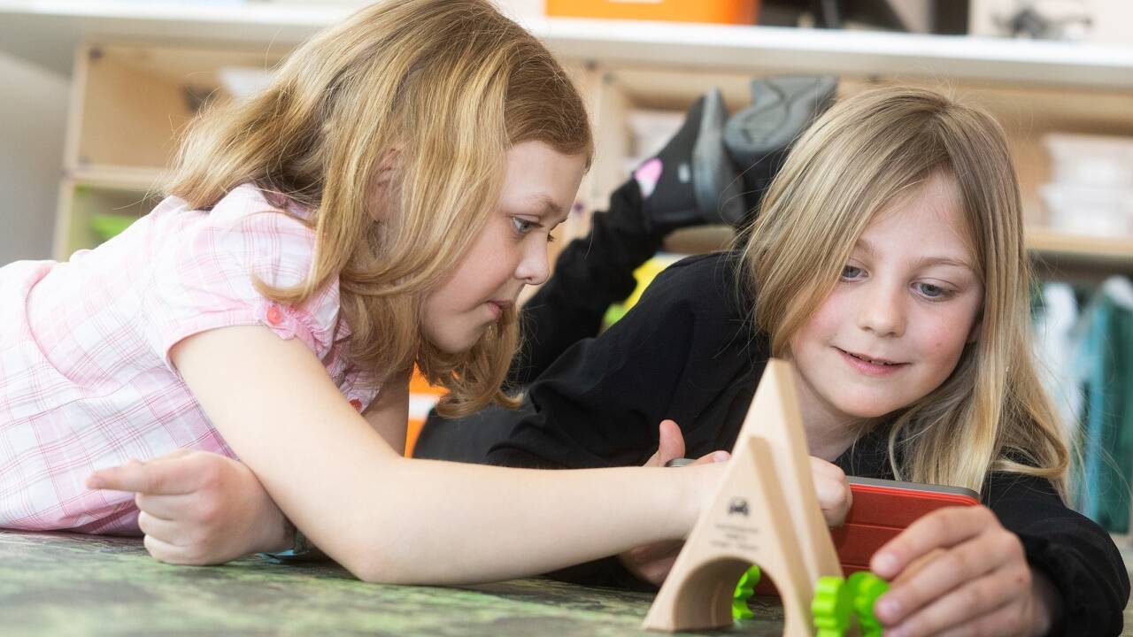 Mit der App können Kinder mittels Augmented Reality erleben, wie ein Bauernhof funktioniert.   Mit der App können Kinder mittels Augmented Reality erleben, wie ein Bauernhof funktioniert.