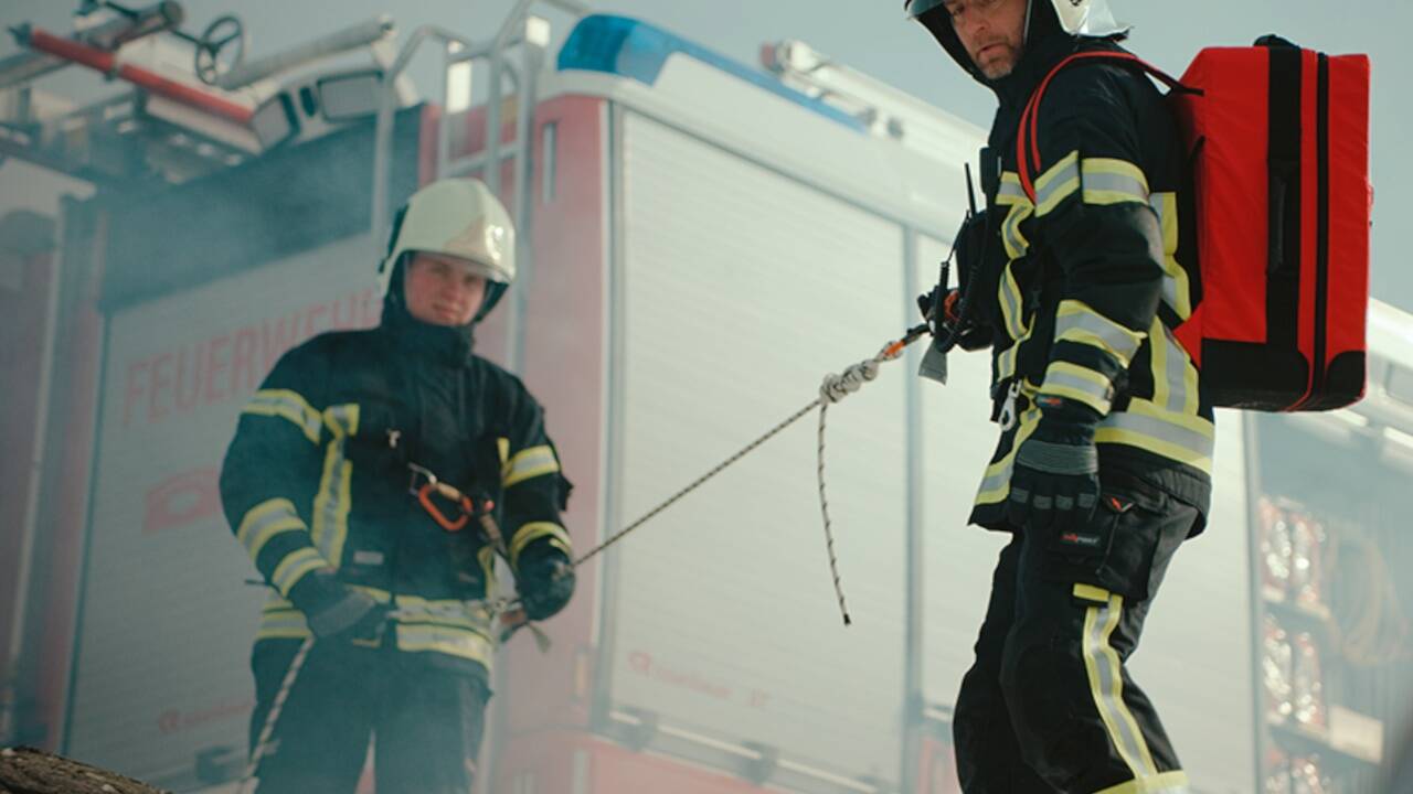Feuerwehrleute sind beim Einsatz oft extremer Hitze und anderen Belastungen ausgesetzt.   Feuerwehrleute sind beim Einsatz oft extremer Hitze und anderen Belastungen ausgesetzt.
