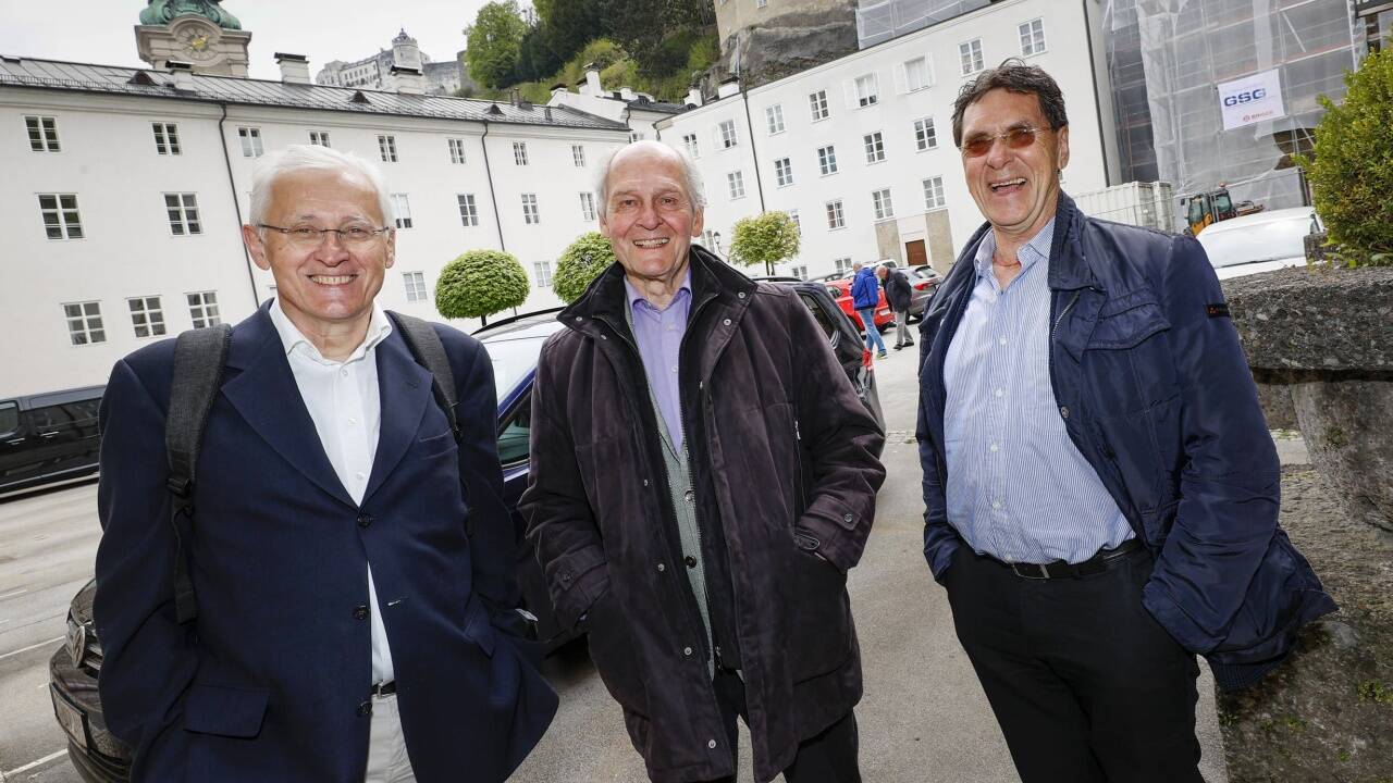 In diesem Innenhof der Erzabtei war seinerzeit die Einfahrt in die St.-Peter-Garage geplant. Mobilitätsexperte Günther Penetzdorfer (l.) und Universitätsprofessor Kurt Luger (r.) sollen am Dienstag als zwei der neuen Mitglieder in den Vorstand des Salzburger Stadtvereins einziehen. In der Mitte Präsident Wolfhart Fally. 